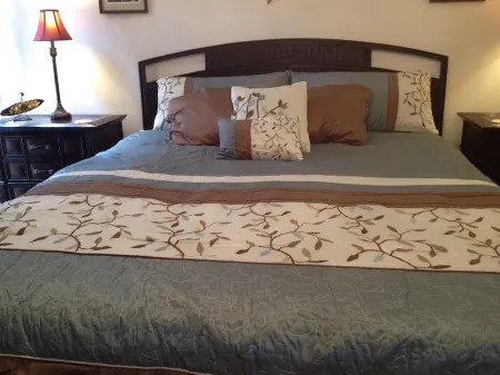 Comfortable Oceanfront Condo with Amazing Ocean Views, No Parking or Resort Fees