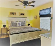 Gorgeous views, sleeps 6, clean, less than 100 steps to beach access.