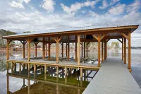 Fisherman's Dream, Beautiful lake house with stunning lake views and boat house - 3-Star