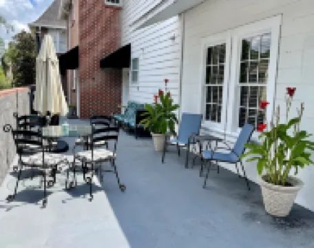 Historic Second Floor 3 Bedroom Apartment Kemp Estate