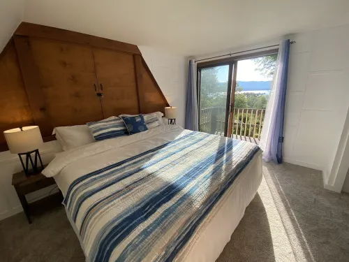 Modern open concept house w/Lake George views, private beach- 5 mins to village