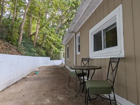 Hill Top Cottage with Chickens!