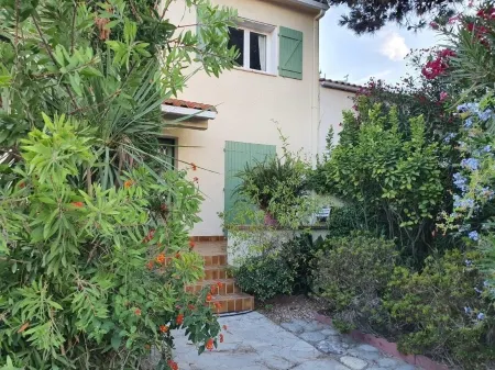 Large pleasant house with a flowery garden and a swimmingpool Отели рядом с достопримечательностью «Le Bleu 'N' Blue»