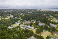 Hot Tub! Sunset Views. Walk to Beach. Pet Friendly. Sleeps 10! - Wifi