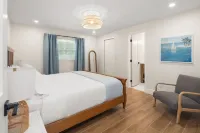 Coastal chic - minutes to beach, shopping, dining