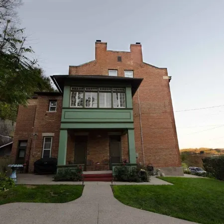 Convenient & Spacious Downtown - Private Parking Included