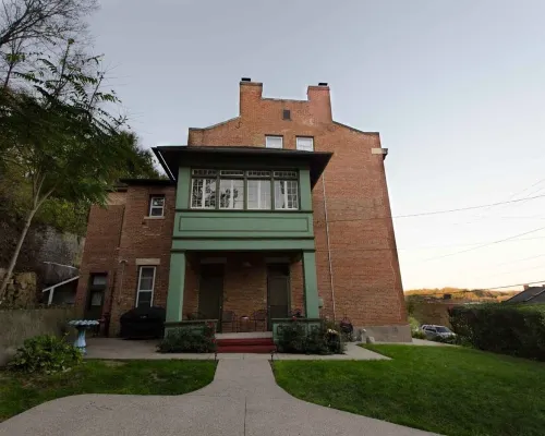 Convenient & Spacious Downtown - Private Parking Included Hotels in Galena