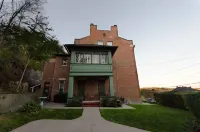 Convenient & Spacious Downtown - Private Parking Included Hotels in Galena