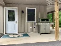 SHADE MOUNTAIN RETREAT ★ CEDAR BARREL SAUNA & HOT TUB!! ★ 28 ACRES ★ SLEEPS 20 Hotels in Juniata County