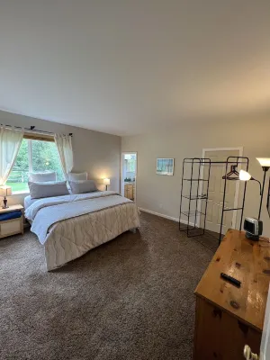 Spacious 3B/2BA house w/ fenced yard+mountain view