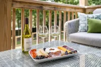 Urban Charmer Near Waterfalls & Wineries w/Fenced Yard- 6 min to Hendersonville