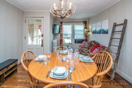 Base Camp Gorham Center - Lovely 2-Bed
