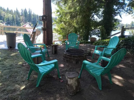 Guppies Lake Cottage - Private Access Lake Dock, close to Mt. Rainier