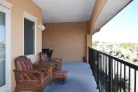 Beautiful top floor Condo/2 pools Steps From Beach  And Pier