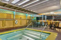 Howard Johnson by Wyndham Santa Cruz Beach Boardwalk - Spa