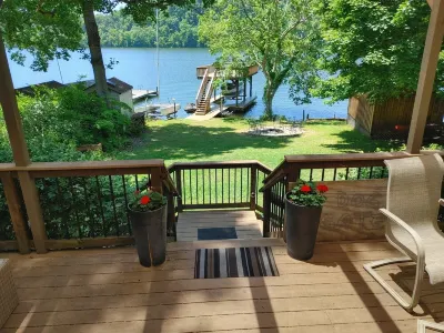 Claytor Lake Waterfront on Beach Drive Big Dipper Viewing Pier附近的飯店