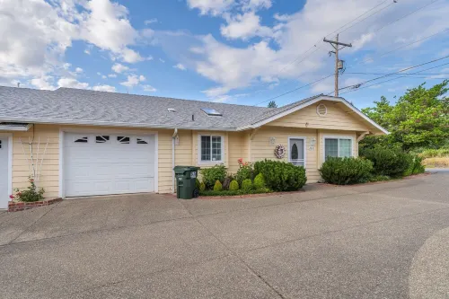 WARM AND INVITING, PEACEFUL No steps, Wide doorways , Recliner, Garage