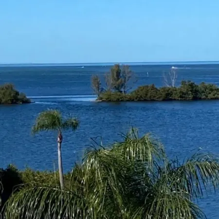 Hudson Hideaway: 2 BR/2 Bath Gulf Front Condo,Stunning Sunset from 27' Balcony