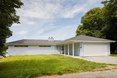 OASIS @ OCEAN BEACH PARK: 6 QUEEN BEDS