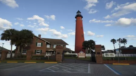 beachside condo with ocean and river views, new pool & onsite beach access Отели рядом с достопримечательностью «Парк Ван Авеню»