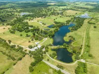 Ranch House Farm Stay w/Fishing/RecCourt/Pools/Kayaks/FarmAnimals