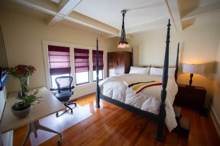 THE GREENLAKE BUNGALOW - center of seattle Отели рядом с достопримечательностью «Sakya Monastery of Tibetan Buddhism»