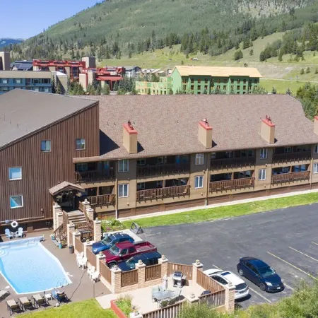 Cozy ski in , heated pool, on golf course, mtn view, tubing, king bed, garage