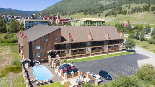 Cozy ski in , heated pool, on golf course, mtn view, tubing, king bed, garage