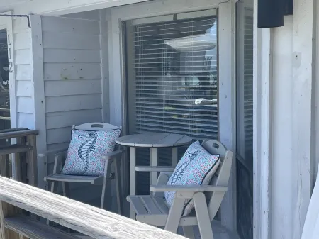 Stylish modern beach view unit, w/ Bch & Pool, dog friendly!