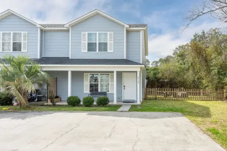 3 Bedroom Townhome, 5 Minutes to Uncw & Wrightsville Beach Отели рядом с достопримечательностью «Университет Северная Каролина в Уилмингтон»