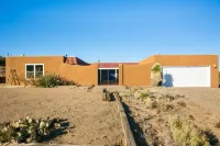Pet-friendly house 35 minutes from ABQ airport;  45 minutes to Santa Fe; Artsy