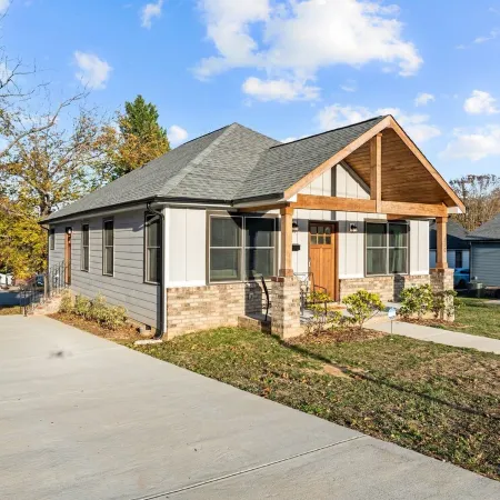 3Br Walkable Downtown Retreat ~ King Bed + Porch