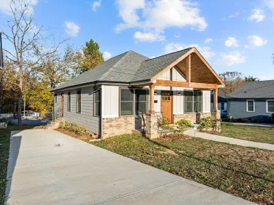 3BR Downtown Retreat • King Bed • Cozy & Fast WiFi Hotels near House Within