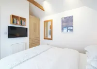 Stylish detached annexe in Kingsbridge, estuary walk to great pub/town & parking