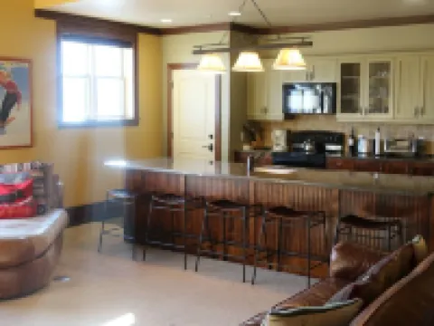 Spacious 4Br/4Bth Lodge With Ice Skating Pond, Heated Pool, 3 Min Walk To Ski Hotels in Stratton Mountain