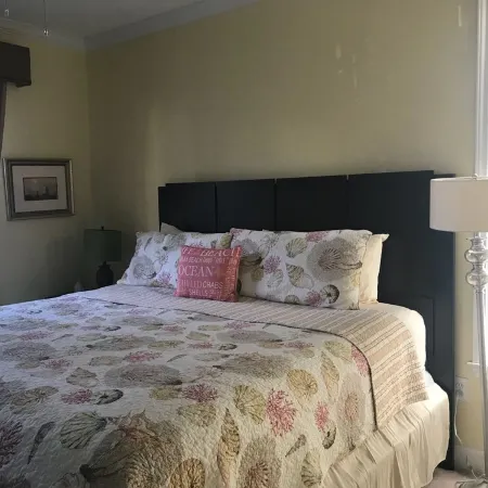 Fantastic Seawall Condo- Garden and Pool view