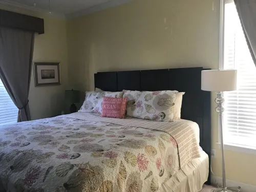 Fantastic Seawall Condo- Garden and Pool view