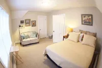 BEST VALUE IN TOWN! Cozy, Old World Charm Near Lambeau Hotels near KI Convention Center