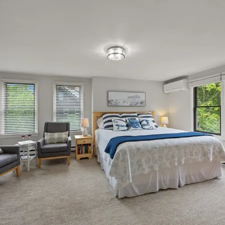 Private setting near bay & ocean beaches-completely updated, game room, fire pit