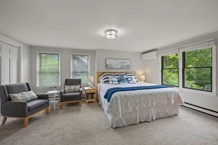 Private setting near bay & ocean beaches-completely updated, game room, fire pit Отели в г. Истам