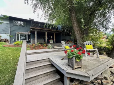 Spectacular Retreat Minutes from Downtown Bozeman - 4 Bedrooms on Tranquil Creek のホテル