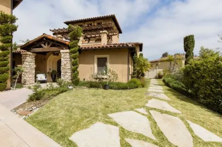 Boutique Luxury in Upscale Area with Private Entry & Bath, Villa B