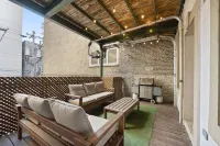 City Center, River North Condo HUGE 3BR, Patio, Parking(2x)