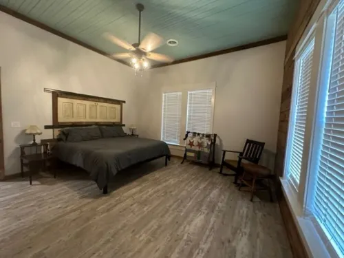 Enjoy a Relaxing Retreat to The Farmhouse in the East Texas Countryside!