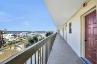 Welcome to Paradise. A Charming 2-bedroom Bay side condo on Marco Island.