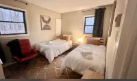 Stylish 3 Bed Mtn Retreat with Hot Tub, King Size Bed & Resort Style Amenities. - シャレー