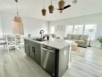 New 3b-2Bath Home with Big Private Heated Pool and Hot Tub, Steps to the Beach.