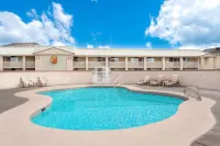 Super 8 by Wyndham Salina/Scenic Hills Area