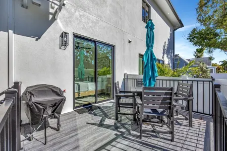 Luxury Balcony/Yard/Grill- Downtown, New Townhome! Отели в г. Данедин