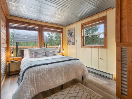 Unique, Romantic Getaway - 1 hr to Denver - Hot Tub - Views